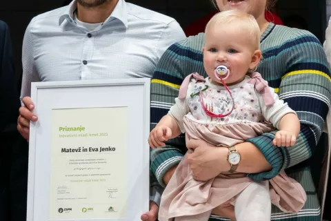 Eva in Matevž Jenko (s hčerko Mojco) na izboru za inovativnega mladega kmeta / Foto: Rok Rakun/ppr.si