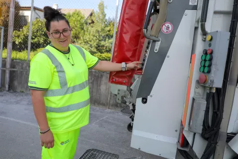 Nežka Skok pravi, da je delo smetarke eno od njenih poslanstev. / Foto: Tina Dokl