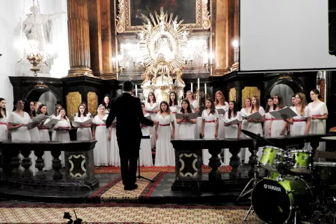 Na koncertu je nastopil tudi Dekliški pevski zbor Gimnazije Kranj pod vodstvom Erika Šmida, ki spada med najboljše slovenske mladinske zbore. / Foto: Janez Kuhar