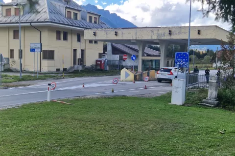 V nedeljo so italijanski policisti opravljali nadzor tudi na mejnem prehodu Rateče.