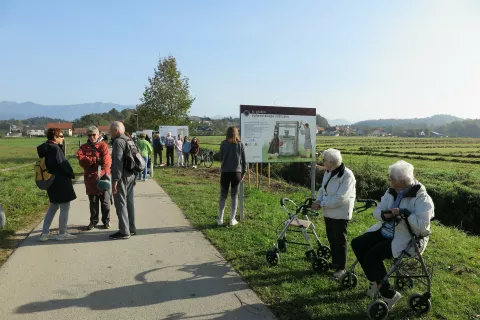 Med prvimi obiskovalci razstave so bili tudi učenci Osnovne šole Komenda Moste, ki so odprtje popestrili s petjem, in stanovalci bližnjega doma starejših občanov. / Foto: Ana Jagodic Dolžan
