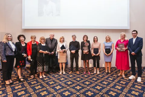 Prejemniki leto&scaron;njih priznanj, Cveto Ur&scaron;ič in Mirjana Česen sta v sredini. / Foto: Boris Pretnar