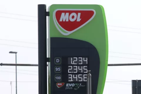 menjava znaka tabla bencinska črpalka Kranj bivši OMV zdaj MOL točenje gorivo / Foto: Gorazd Kavčič