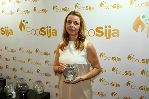 Direktorica podjetja EcoSija Tea Ko&scaron;ir je s ponosom predstavila novo solarno svečo, ki gori več kot tri leta in je prva tovrstna sveča na trgu. / Foto: Sa&scaron;o Radej