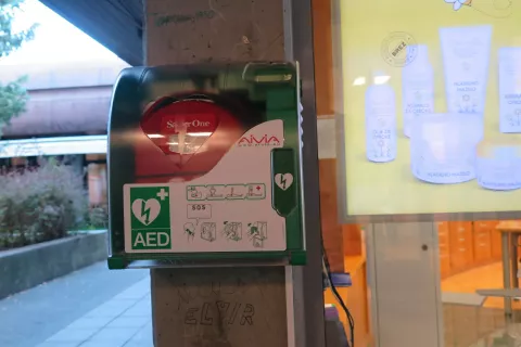 Defibrilator so že postavili na pročelju lekarne v Podlubniku. / Foto: Vilma Stanovnik