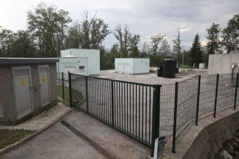 V čistilno napravo v Trbojah naj bi se stekala zelnica, ki vsebuje veliko soli, s čimer se povzroča trajna &scaron;koda v napravi. / Foto: Gorazd Kavčič