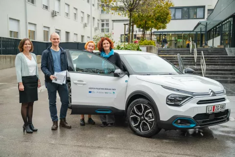 Mobilni paliativni tim Splošne bolnišnice Jesenice je prejel novo električno vozilo Citroën za delo na terenu. Staro vozilo ima že več kot 300 tisoč prevoženih kilometrov&amp;nbsp;... / Foto: Nik Bertoncelj