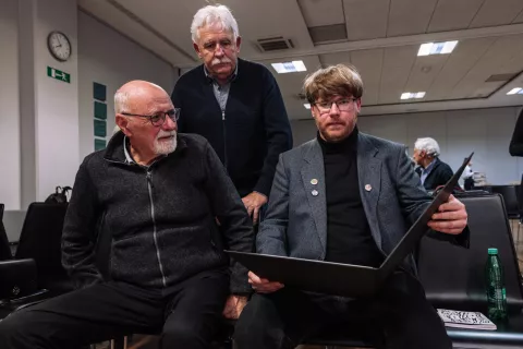 Dušan Merc (DSP), Rudi Zevnik (KD Simon Jenko-Šmonca) in prejemnik Jenkove nagrade Blaž Božič / Foto: Primož Pičulin