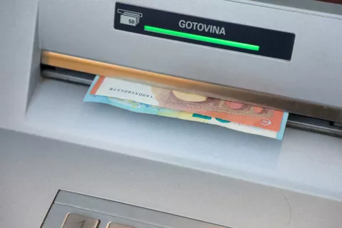 bankomat dvig gotovine gotovina denar / Foto: Tina Dokl