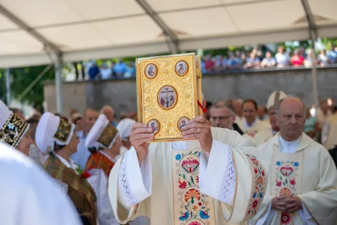 Slovesna sveta ma&scaron;a ob prazniku Marijinega vnebovzetja na Brezjah / Foto: Primož Pičulin