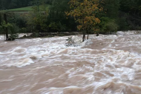poplave Žiri Brekovica Ravne ledinca neurje padavine dež Poljanska dolina / Foto: Gorazd Kavčič