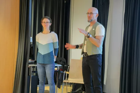 Eva Horvat in Damjan Habe iz Zavoda REVIVO sta predstavila kvalitativno raziskavo, v katero je bil vključen Cajhnov jez in glavne ugotovitve preučevanja. / Foto: Tina Dokl