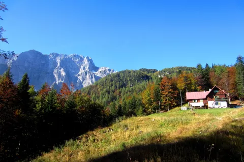 Koča Grego in severna stena mogočnega Montaža. / Foto: Jelena Justin