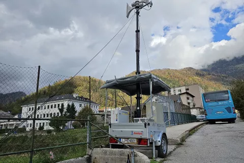 Mobilna alarmna naprava na mostu pri železni&scaron;kem nadvozu na Koro&scaron;ki Beli bo po novem postavljena v kamni&scaron;ki občini. / Foto: Ur&scaron;ka Peternel