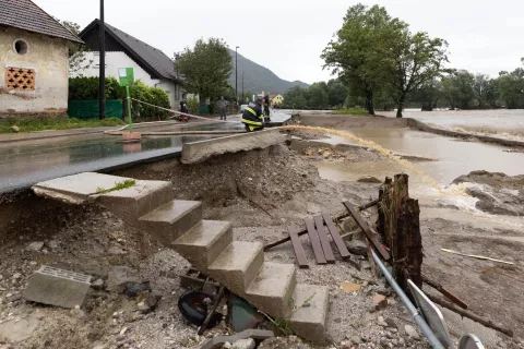 Avgustovske poplave so na cesti na območju kopali&scaron;ča v Goričanah povzročile veliko &scaron;kodo, ki jo bodo zdaj sanirali. / Foto: Peter Ko&scaron;enina