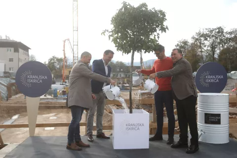 Začetek gradnje Kranjske iskrice so napovedali s simboličnim zalivanjem prvega drevesa, ki ga bodo posadili v soseski (z leve): Oktavijan Aram in Andrej Gorjan iz Emeco nepremičnin, kranjski župan Matjaž Rakovec in Bahaa Abdullah iz Iskraemeca. / Foto: Gorazd Kavčič