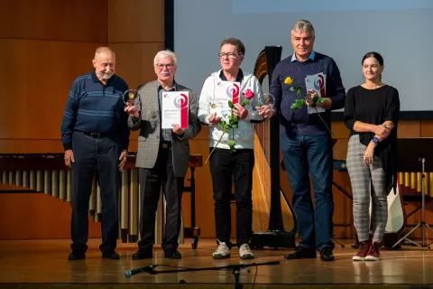 Vasja Doberlet, član izvr&scaron;ilnega odbora FZS in poobla&scaron;čenec za FIAP v Sloveniji, Stane Vidmar, predsednik najuspe&scaron;nej&scaron;ega dru&scaron;tva FDJ, Sandi Novak, najuspe&scaron;nej&scaron;i avtor, Tomi Križaj, avtor najuspe&scaron;nej&scaron;e fotografije, in Andreja Ravnak, podpredsednica Digitalnega foto kluba / Foto: Nik Skerbi&scaron;, arhiv FDJ