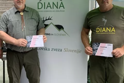 Člani Lovskega dobrodelnega združenja Diana pomagajo prizadetim v avgustovskih poplavah. / Foto: arhiv Ljuba Drobniča