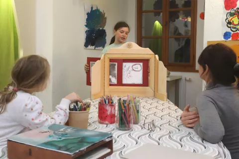 Kamišifest je letos z avtorsko zgodbico Zajček in ježek odprla desetletna Brina Bavdek. / Foto: Gorazd Kavčič