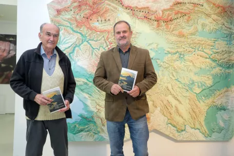 predstavitev knjige knjiga Pohodniška pot Juliana in njene zgodbe avtor Janez Bizjak, uredniki Martin Šolar Večer je vodila Natalija Štular na fotografiji z leve Janez Bizjak in Martin Šolar / Foto: Tina Dokl