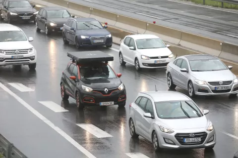 Avtocesta AC kolona vozil pred predorom Karavanke Hrušica zastoji vozila reševalni pas / Foto: Gorazd Kavčič