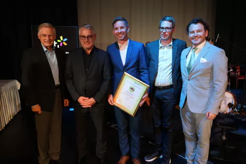 Zlatko Kavčič, predsednik Turističnega društva Lesce, minister za gospodarstvo Matjaž Han, direktor Kampa Šobec Uroš Ambrožič, direktor Turističnega društva Lesce Peter Kavčič in predsednik Turistične zveze Slovenije Dominik S. Černjak ob podelitvi najvišjega priznanja Kampu Šobec / Foto: Iztok Pipan, TZS