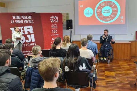 Zbrane, med katerimi so bili predvsem mladi, je v torek na regionalnem srečanju v Lescah nagovoril ustanovitelj in direktor zavoda Vozim David Razbor&scaron;ek.