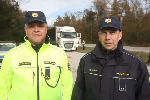 preventivna akcija policija gorenjski policisti Jeprca poostreno preverjanje opremljenost vozil z zimsko opremo zimska letna pnevmatika varnost v cestnem prometu tovorno vozilo osebni avtomobil globa prekršek kazen profil guma zasenčene luči led sneg PU policijska uprava Kranj / Foto: Gorazd Kavčič