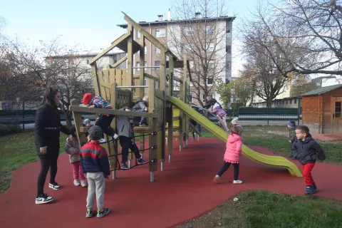 Malčki iz vrtca Janina so novo igralo z veseljem preizkusili. / Foto: Gorazd Kavčič