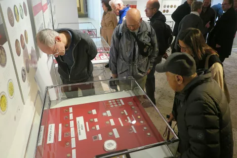 Portreti ljudi na denarju z njihovimi zgodbami so vedno zanimivi. / Foto: Igor Kavčič