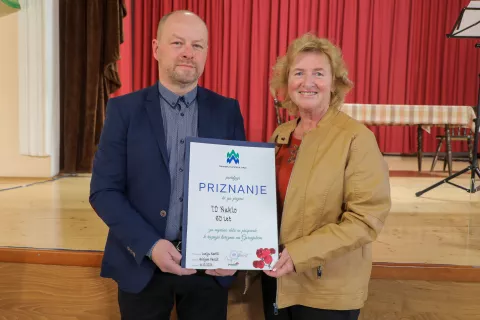 Priznanje Gorenjske turistične zveze (GTZ) za &scaron;estdeset let delovanja so Turističnemu dru&scaron;tvu Naklo podelili že na nedavnem Srečanju gorenjskih turističnih delavcev na Bledu, na jubilejni prireditvi dru&scaron;tva v Naklem sta z njim slikana Ale&scaron; Kokalj in sekretarka GTZ Mirjam Pavlič. / Foto: Tina Dokl