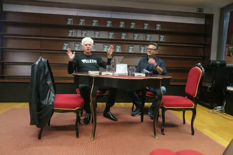 O knjižnem prvencu Andreja Šifrerja se je s piscem pogovarjal dramski igralec Jernej Kuntner. / Foto: Igor Kavčič