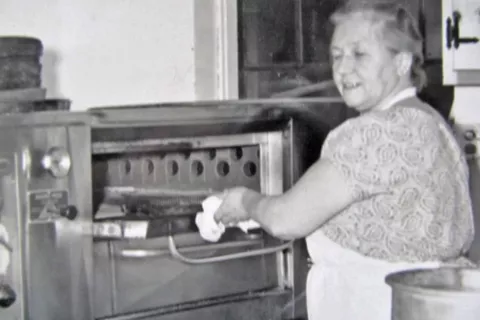 Marija Pajer ob pločevinasti peči za peko pic v Norwalku. / Foto: Arhiv Avtorice