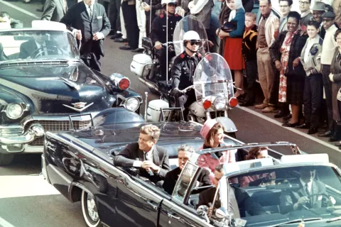 Predsednik JFK in soproga Jackie v odprti limuzini tik pred atentatom v Dallasu, Texas, 22. novembra 1963. / Foto: Wikipedija