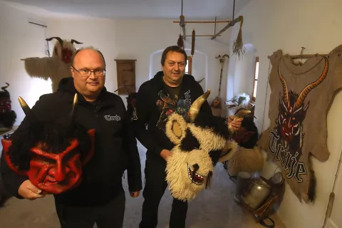 reportaža etnološka skupina hudobni duhovi vas Trnje Stara loka Škofja Loka sv. Miklavž parkeljni izdelava maske / Foto: Gorazd Kavčič