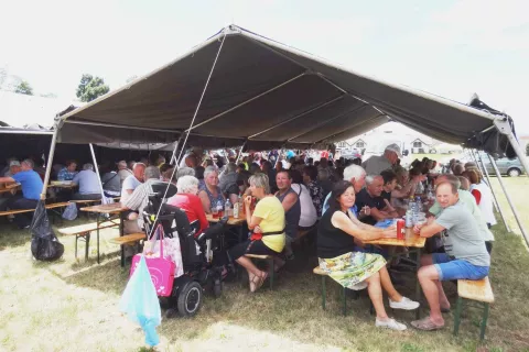 Piknik upokojencev: zbralo se je dvesto petdeset članov, ki so si zavetje pred vročim soncem poiskali pod prostornima &scaron;otoroma. / Foto: Janez Kuhar