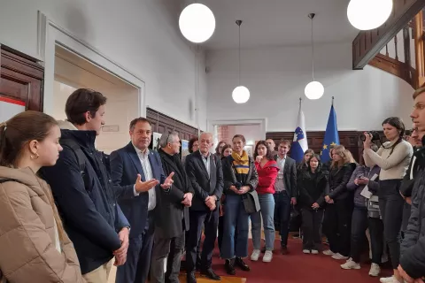 Minister za Slovence v zamejstvu in po svetu Matej Arčon med nagovorom udeležencem projekta M.A.J. / Foto: Jože Košnjek