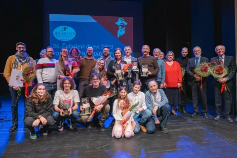 Nagrajenci 36. Čufarjevih dni skupaj s člani strokovnih žirij Jernejem Gašperinom, Alešem Janom in Iztokom Valičem na levi / Foto: Nik Bertoncelj
