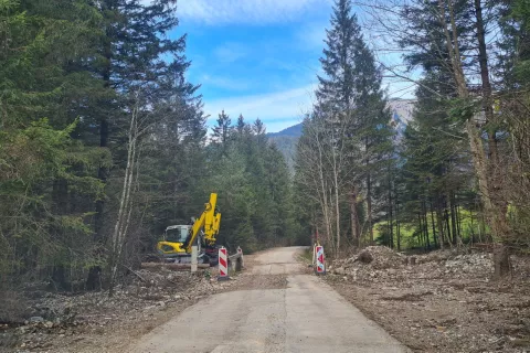 Sredstva so namenjena obnovi v ujmi po&scaron;kodovanih občinskih cest, med njimi tudi ceste v dolini Draga. / Foto: Marjana Ahačič