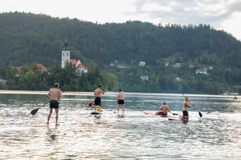 Gasilci PGD Bled bodo dobili nov čoln za re&scaron;evanje na vodi in iz nje, s katerim bodo lahko zagotovili hitrej&scaron;e in učinkovitej&scaron;e posredovanje na Blejskem jezeru. Fotografija je simbolična. / Foto: Tina Dokl
