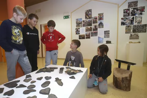 V didaktičnem kotičku so pripravili zanimivo razstavo Tlak in &scaron;krilj. / Foto: Gorazd Kavčič
