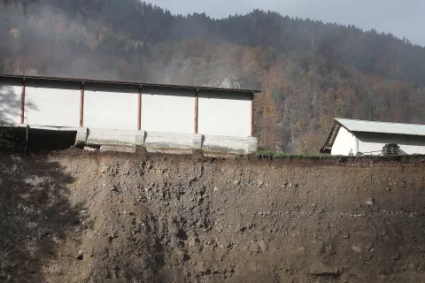 Skladi&scaron;čni objekt voja&scaron;nice, ki je obstal na robu prepada, bodo poru&scaron;ili. / Foto: Gorazd Kavčič