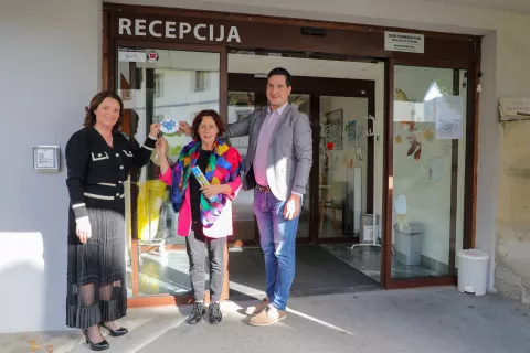75 let Dom starej&scaron;ih občanov DSO Preddvor in točka prijazna demenci na fotografiji z leve Lidija Kos direktorica DSO, &Scaron;tefanija L. Zlobec predsednica Spominčica in Rok Roblek župan občina Preddvor / Foto: Tina Dokl