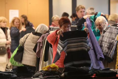 Tudi tokratna izmenjevalnica je v zgornje nadstropje radovlji&scaron;ke knjižnice privabila veliko ljudi. / Foto: Gorazd Kavčič