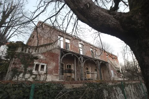 Vila Rikli na Bledu je primer propadanja stavbne dedi&scaron;čine. / Foto: Gorazd Kavčič