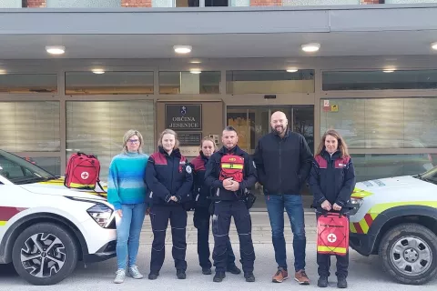 Redarji so postali prvi posredovalci, njihova vozila pa so opremljena tudi z avtomatskimi zunanjimi defibrilatorji in torbami za prvo pomoč. / Foto: arhiv Občine Jesenice