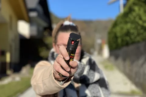 Obrambni spreji so učinkovito in praktično sredstvo za samoobrambo, njihova uporaba pa je relativno enostavna. / Foto: Nika Topori&scaron;