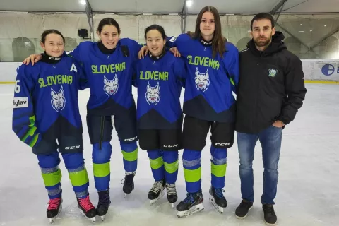 Maša Ankele, Ajda Jošt, Aika Berčič, Neja Troha in<br>trener Žan Zupan so se dobre volje vrnili s Sarajeva. / Foto: Tomaž Jošt