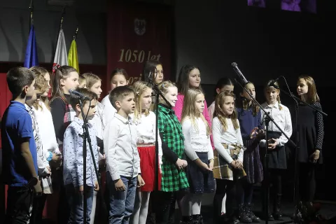 Otro&scaron;ki pevski zbor Podružnične &scaron;ole Žabnica se je predstavil z dvema pesmima. / Foto: Gorazd Kavčič