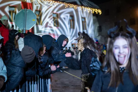 Ognjeni spektakel je v Podkoren znova privabil lepo množico obiskovalcev. Pogumnih in malo manj pogumnih. / Foto: Primož Pičulin